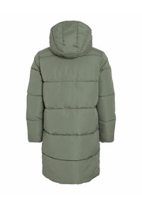 Abrigo parka acolchado en verde apagado. Presenta capucha, mangas largas y paneles acolchados horizontales para aislamiento. Textura suave y mate.