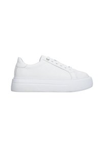 Witte sneaker van leer met een gestructureerd bovenwerk met een herhalend patroon, ronde neus en dikke rubberen zool voor extra hoogte.