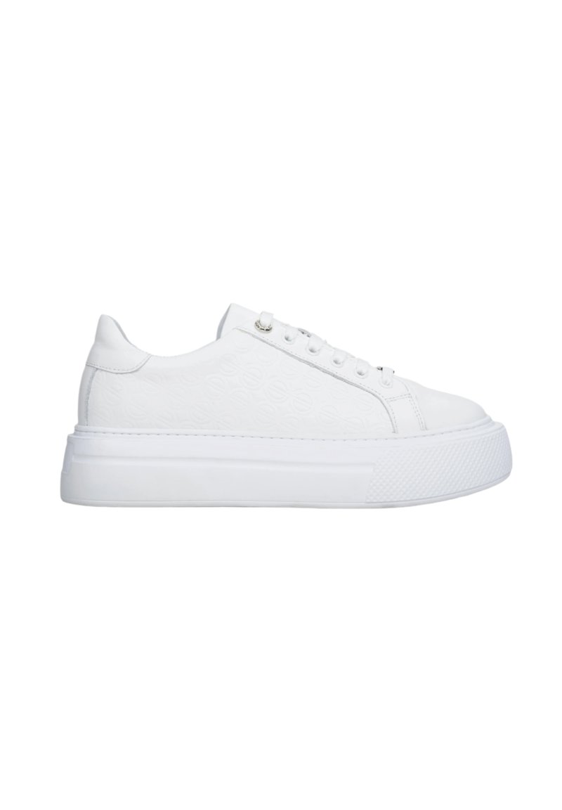 Witte sneaker van leer met een gestructureerd bovenwerk met een herhalend patroon, ronde neus en dikke rubberen zool voor extra hoogte.