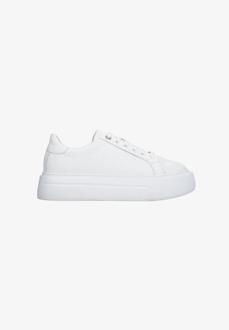 Weißer Sneaker aus Leder mit strukturiertem Obermaterial, das ein sich wiederholendes Muster aufweist. Runde Zehenpartie und dicker Gummisohle für zusätzlichen Halt.