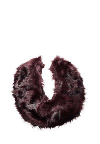 Bordeaux faux fur krave med en cirkulær form, der har en tæt, blød tekstur og en ujævn overflade, ideel til lagdeling over tøj.