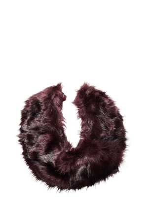 Bordeaux faux fur krave med en cirkulær form, der har en tæt, blød tekstur og en ujævn overflade, ideel til lagdeling over tøj.