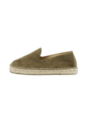 Espadrillas in camoscio verde oliva slip-on con suola intrecciata in juta naturale e punta arrotondata, vista laterale su sfondo bianco.