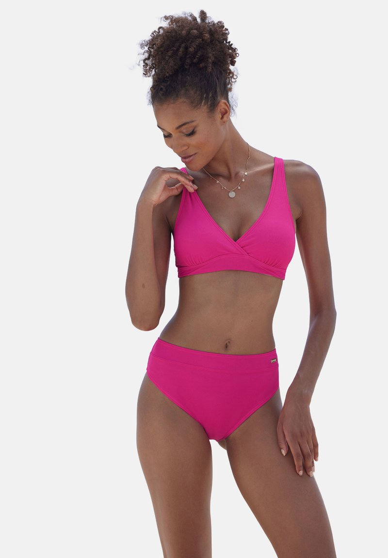 Vruće ružičasti bikini s gornjim dijelom u stilu omotavanja s širokim naramenicama i donjim dijelom s visokim strukom, izrađen od mekanog, rastezljivog materijala.