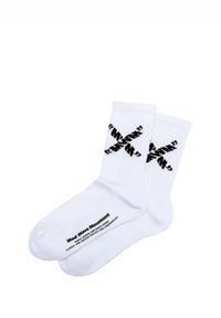 Calcetines blancos de algodón con diseño abstracto negro y texto en la suela. La textura acanalada en la parte superior garantiza comodidad y ajuste.