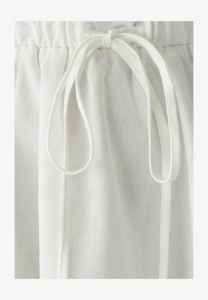 Fascia in tessuto bianco con texture arricciata, dotata di due lunghi nastri. Il materiale è leggero e leggermente traslucido, con una finitura liscia.