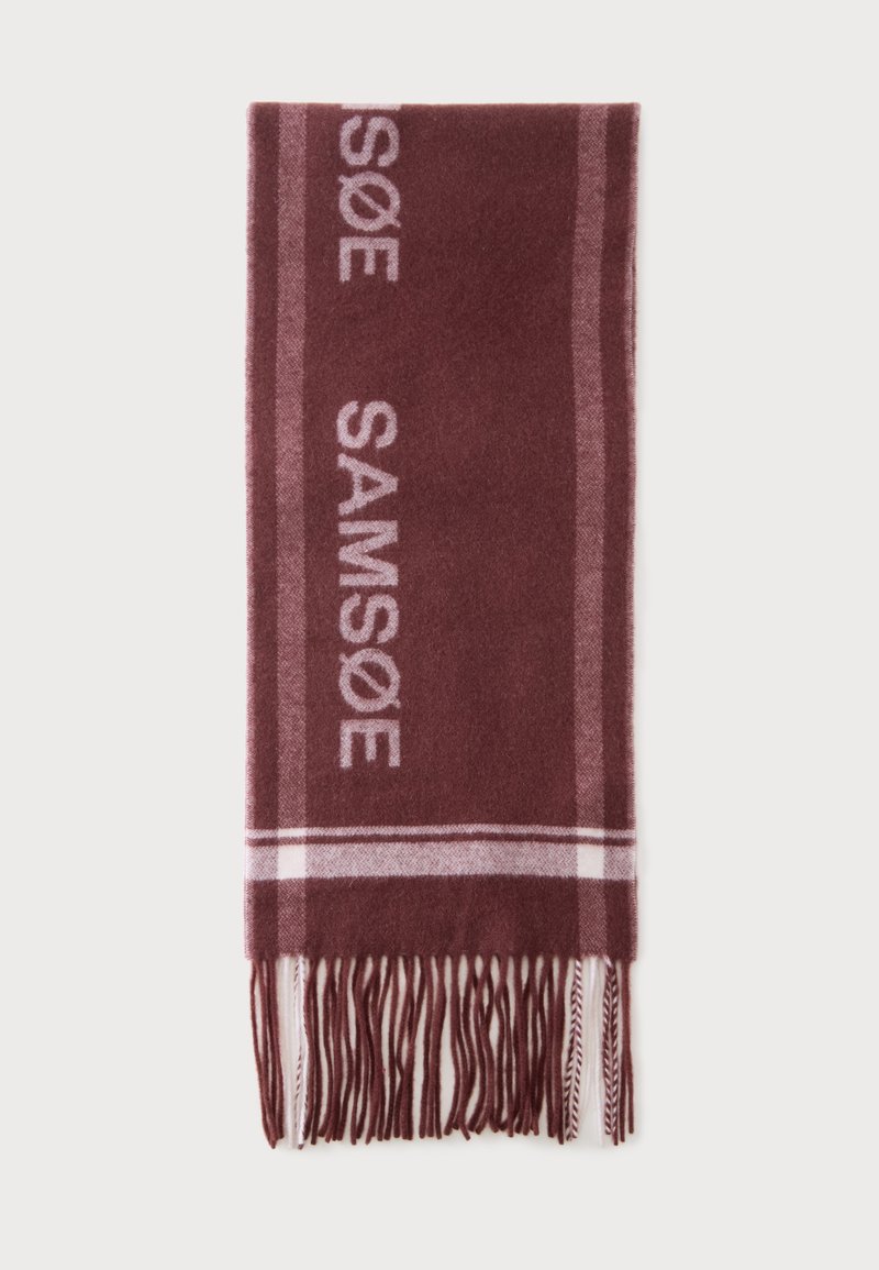 Écharpe bordeaux avec des rayures rose clair et des franges, avec le mot "SAMSOE" tissé verticalement sur toute la longueur.