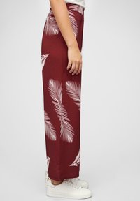 Cloud 5ive SOMMER MIT WEITEM BEINSCHNITT UND FEDERPRINT - Pantaloni - bordeaux