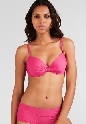 Roze bikini set met een twist voorkant ontwerp, verstelbare bandjes en een bijpassende high-waisted onderkant. Zachte stoftextuur.