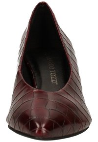 Escarpin femme à bout pointu en cuir synthétique imitation crocodile rouge foncé avec intérieur noir et logo du créateur sur la semelle intérieure.