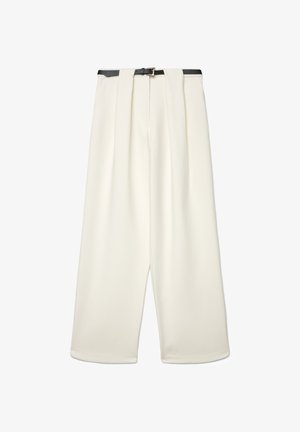 Pantaloni bianchi a vita alta con gamba ampia, pieghe frontali e una sottile cintura nera con fibbia dorata.