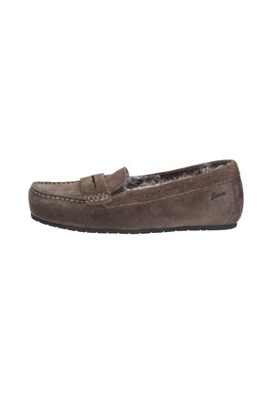 Brauner Wildleder-Mokassin-Hausschuh mit weicher Fellfütterung und schwarzer Sohle, mit gesteppten Details und einem Pennyriemen oben.