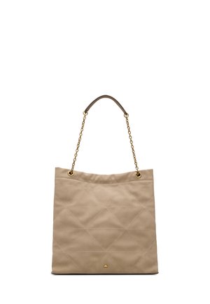 Beige vadderad tote-väska gjord av mjukt material, med guldtonade kedjehandtag och en triangulär logotyp längst ner.