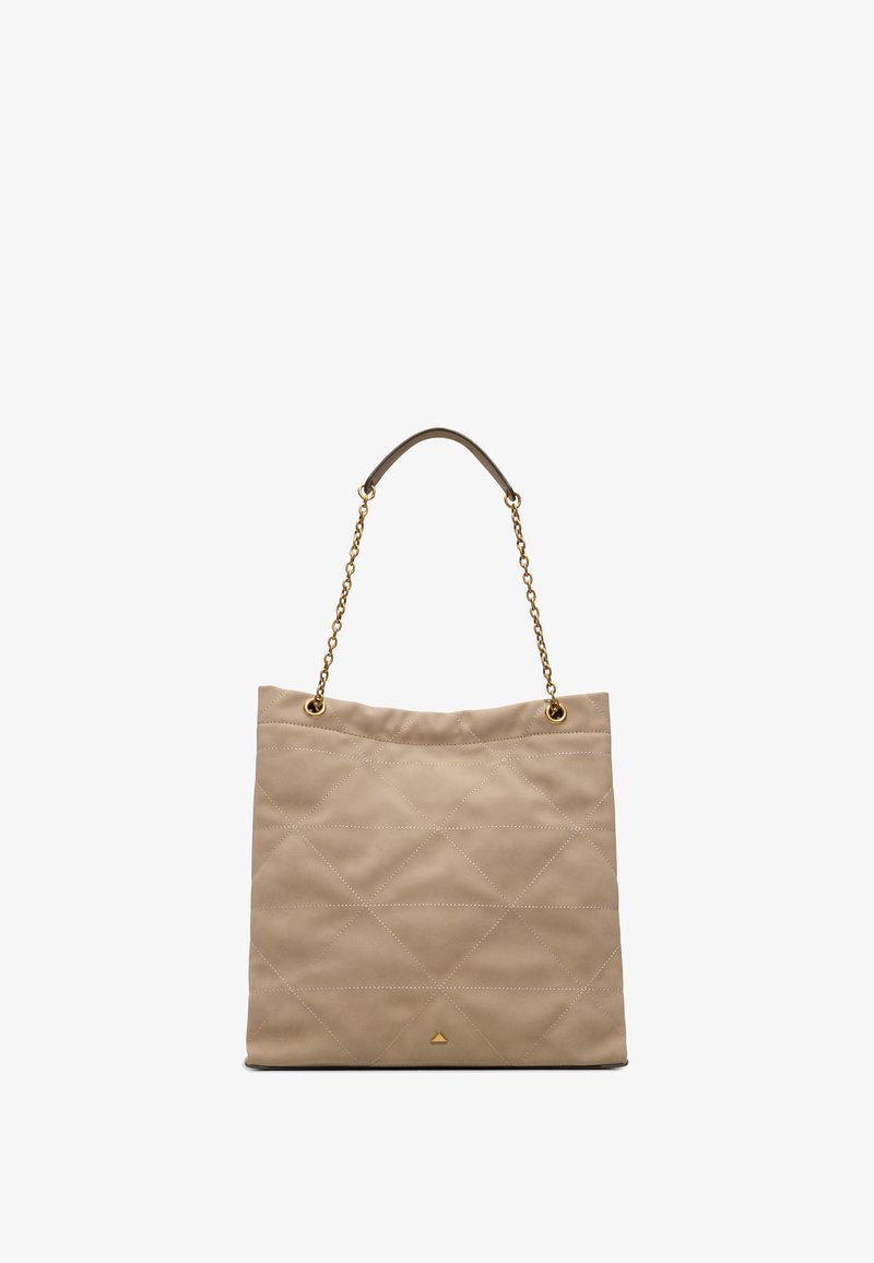 Beige gestikte tote bag van zacht materiaal, met gouden kettinghandvatten en een driehoekig logo aan de onderkant.