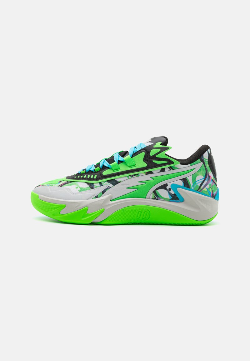 Sportlich gestalteter Schuh mit einem mehrfarbigen Design, überwiegend grün und schwarz. Verfügt über eine strukturierte Sohle, ein bedrucktes Obermaterial und hellblaue Schnürsenkel.
