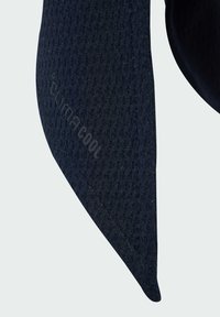 Tela de un oscuro color navy con un patrón de malla texturizada y un distintivo logo "CLIMACOOL". El diseño incluye un borde puntiagudo.