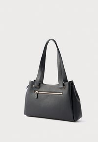 Melna ādas tote soma ar divām izturīgām rokturiem, priekšpusē rāvējslēdzēja kabata, stingra forma un smalki teksturēta virsma ar zelta akcentiem.