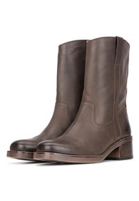 Botas de cuero marrón hasta el tobillo con puntera redonda, diseño elegante, detalles de costura lateral y tacón apilado. Suela plana para mayor estabilidad.