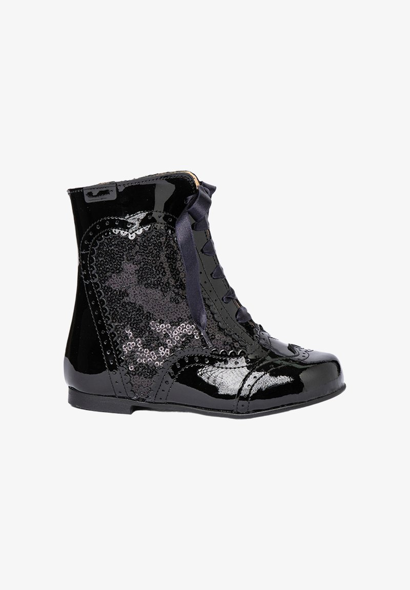 Bota de tobillo de charol negro con paneles laterales de lentejuelas, detalles de brogue y cordones de cinta de satén negro.