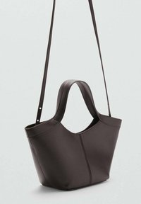 Sac à main en cuir marron au design structuré, avec des poignées doubles et une sangle longue et réglable. Texture lisse et design minimaliste.