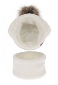 Cappello bianco lavorato a maglia con pompon in pelliccia sintetica, dotato di un morbido interno in pile e di una scaldacollo in pile abbinata. Design lavorato a trama.