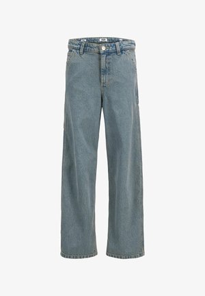 Lichtblauwe wijde denim jeans met knoopsluiting aan de voorkant, riemlussen en zijzakken, weergegeven tegen een witte achtergrond.