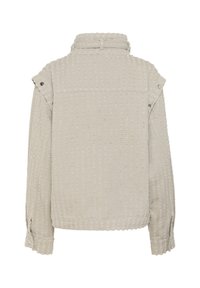 Vaaleanbeige tekstuuri pitkähihaine takki, jossa on nepparikiinnikkeet hihoissa ja korkea kaulus, nähtynä takaa.