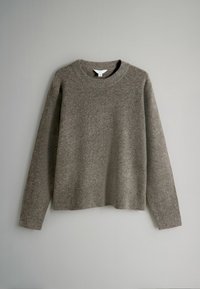 Šedý pletený sveter s okrúhlym výstrihom a dlhými rukávmi. Má textúrovanú látku a rebrované manžety a lem. Bez viditeľných zapínaní.