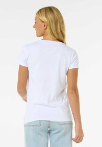 Hvid bomulds T-shirt med rund halsudskæring og korte ærmer, vist fra bagsiden. Har en afslappet pasform og en glat overflade.