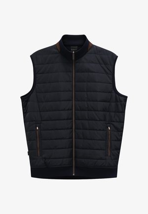 Gilet trapuntato blu navy con colletto alto; presenta dettagli marroni, una cerniera frontale e tasche laterali. Realizzato in un tessuto liscio e resistente all'acqua.