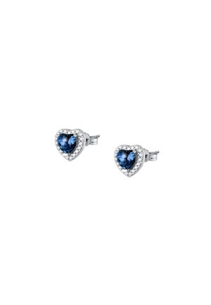 Orecchini a forma di cuore in argento, con gemme blu circondate da piccole pietre chiare; finitura lucida e chiusura a monachella.