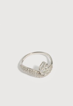Bague en argent avec un bouquet floral de pierres précieuses claires sur un côté et un anneau serti de petites pierres étincelantes.