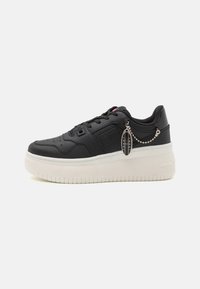 Tommy Jeans - RETRO BASKET FLATFORM CHARM - Trainers - black Thumbnail Image 1