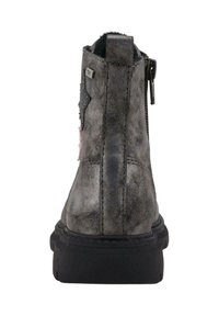 Šedé kožené kotníkové boty s texturovaným povrchem, zadním zipem a černou gumovou podrážkou. Obsahují dekorativní nášivku na boku.