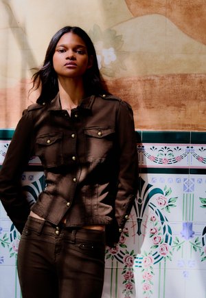 Bershka, NAPOLEON DENIM - JACKET - Giacca di jeans - dark brown