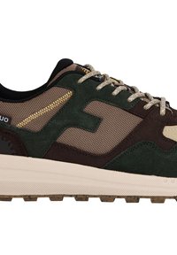 Sneaker mit grünem Wildleder und braunem Mesh-Obermaterial, beigen Akzenten und gemusterten Schnürsenkeln. Ausgestattet mit einer strukturierten Gummisohle für besseren Halt.