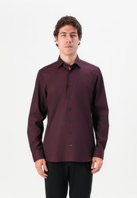 Dunkelburgunderfarbenes Button-up-Hemd aus strukturiertem Stoff mit langen Ärmeln und schwarzen Knöpfen, ausgestattet mit einem klassischen Kragen und tailliertem Schnitt.
