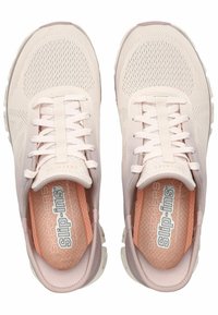 Ballerines en mesh rose avec des lacets élastiques, dotées d'une semelle intérieure douce portant l'inscription "Skechers Slip-ins" et d'accents texturés sur les côtés.