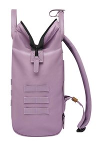 Sac à dos violet avec une fermeture éclair, doté d'une surface texturée, d'une sangle d'épaule réglable et de trois sangles web horizontales.