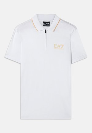 Polo branco com gola de fecho, mangas curtas e costura de destaque laranja. Apresenta o logo bordado da EA7 em amarelo no lado esquerdo do peito.