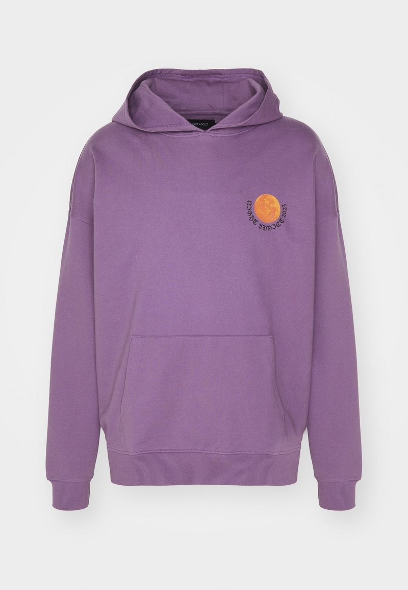 Sweat à capuche violet avec poche avant et petit motif de lune orange avec texte sur la poitrine gauche.
