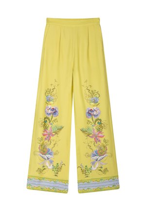 Gele broek met wijde pijpen, met kleurrijke bloemmotieven langs de buitenste pijpen en een decoratieve rand bij de zoom.