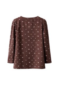 Top de manga larga acanalado en marrón con pequeño patrón floral rosa, cuello redondo y textura suave. Presenta hombros ligeramente abullonados.