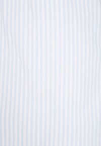 Tessuto a righe blu chiaro e bianco con strisce sottili e regolari. Texture morbida, superficie liscia e un motivo classico.
