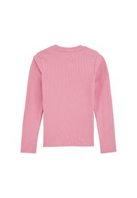 Top cu mâneci lungi din țesătură moale roz pal cu striații, cu decolteu rotund și detalii pe umeri, având un finisaj neted și texturat.