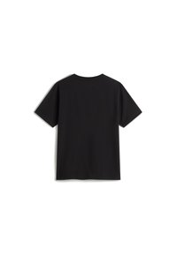Svart kortärmad t-shirt i bomull. Har rund halsringning och rak skärning med en mjuk textur. Inga tryck eller mönster.