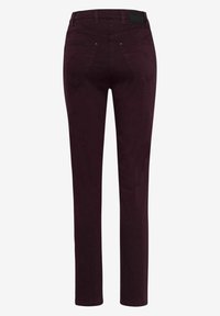 Jeans bordeaux à coupe slim, fabriqués en tissu mélangé de coton. Comportent des poches arrière avec un design subtil et une coupe droite.