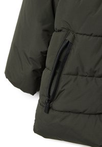 Dunkelgrüne, gepolsterte Jacke mit glatter Oberfläche; verfügt über einen auffälligen Reißverschluss auf der linken Seite für einen sicheren Verschluss.