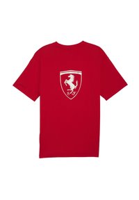 Rød t-shirt med et stort hvidt Ferrari-logo, som indeholder en prangende hest inden for et skjold-design på fronten.