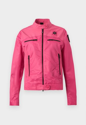 Φωτεινό ροζ μπουφάν με όρθιο γιακά, εμπρόσθιο φερμουάρ, δύο οριζόντιες τσέπες στο στήθος, δύο κάθετες πλαϊνές τσέπες και κούμπωμα με κουμπιά πατιλέτα.